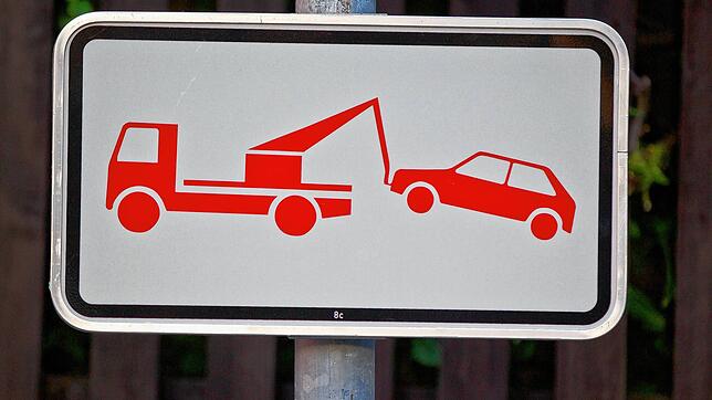 Ein Schild weist darauf hin, dass falsch geparkte Autos abgeschleppt werden (Symbolbild). Ein Ehepaar aus Villingen musste nach dem ...