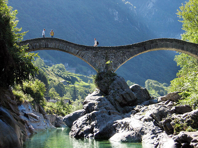 Das Verzascatal im Schweizer Kanton Tessin gehört mit seiner wildromantischen Idylle zu einem beliebten Spot für junge ...