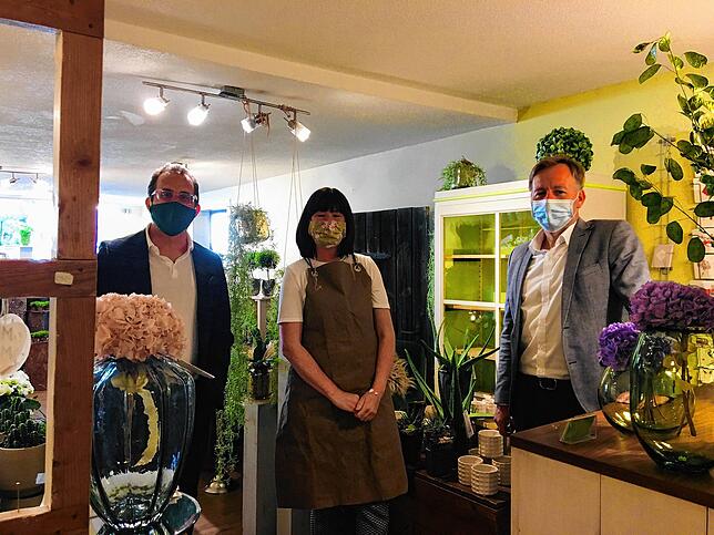 Auch im Blumenfachgeschäft The New Leaf haben Ob Philipp Frank (rechts) und Thomas Wartner mit Lisa Regan über die aktuelle Situation ...