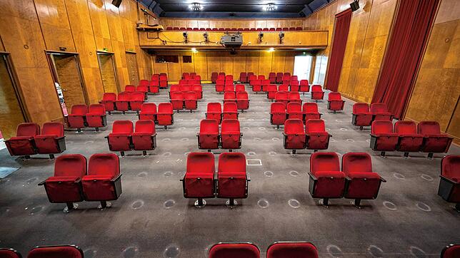 Sich mühsam durch die Reihen zwängen war gestern: So sieht es aktuell im Konstanzer Stadttheater aus.