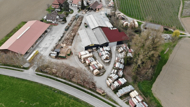 Das Gelände des Sägewerks Schellinger in Ahausen 2019 und 1987.