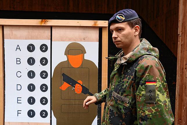Presseoffizier Philipp Riedl erläutert, auf was geschossen werden muss.