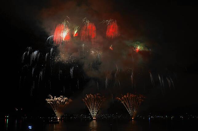 Bild 26: Konstanzer Seenachtfest 2024 - Jetzt knallt's! Das Feuerwerk am Bodensee bringt Zuschauer zum Staunen