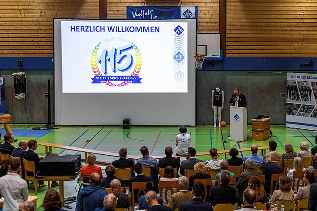 Offizieller Teil der 115-Jahr-Feier in der VfB-Sporthalle am Stadion.