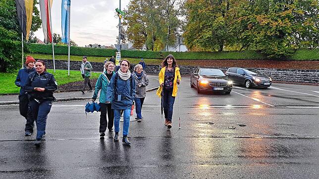 Schopfheimer Straße/Kirchplatz: Die Überquerungswege sind hier sehr breit. Fußverkehrscheck-Planer Alexander Riss schlägt Provisorien ...