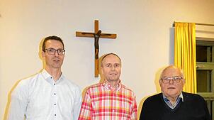 Neuer Vorsitzender des Fördervereins der Dogerner Pfarrkirche St. Clemens ist Christoph Frei (Mitte). Neu gewählt wurde der ...