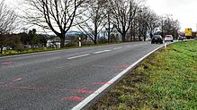 Am Tag nach dem Unfall sind die Markierungen der Einsatzkräfte noch deutlich auf der Landesstraße 191 bei Mühlhausen-Ehingen zu ...