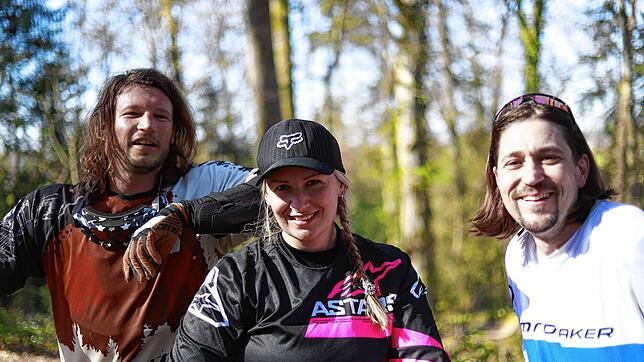 Freuen sich auf die Eröffnung des Bikeparks im Burgbergwald, von links: Moritz Raible, Silke Torbusch und David Küppers.