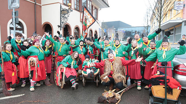 Helau? Wo gibt es denn so etwas? Die Stadthexen mit Karnevalsmützen? Sie fuhren nach dem Umzug gleich weiter nach Düsseldorf, wo sie ...
