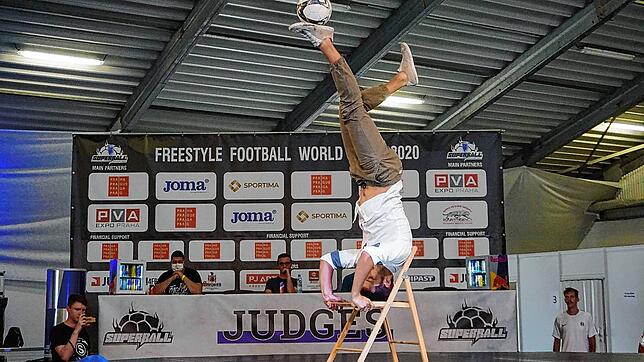 Bei der WM in Prag überzeugte Fußball Freestyler Patrick Bäurer aus Blumberg-Hondingen mit seiner Show und kam ins Finale. Bild: Chris ...