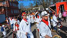 Hochbetrieb für die Narren: Seit morgens um fünf Uhr ist Lucian Götz (links mit Mütze) mit dem Fanfarenzug schon unterwegs, bevor auf ...