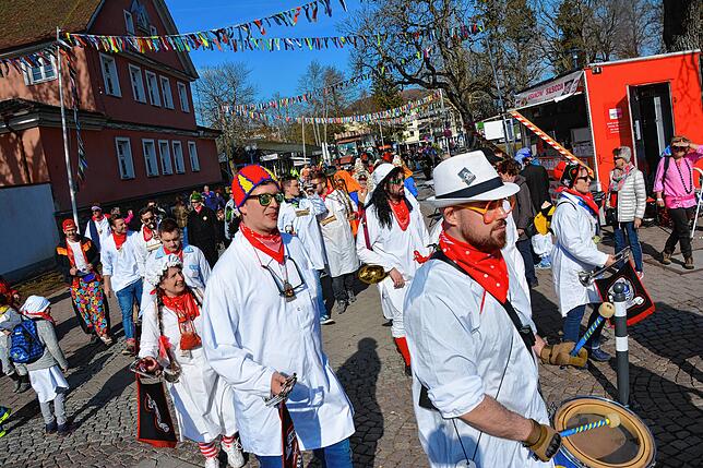 Hochbetrieb für die Narren: Seit morgens um fünf Uhr ist Lucian Götz (links mit Mütze) mit dem Fanfarenzug schon unterwegs, bevor auf ...