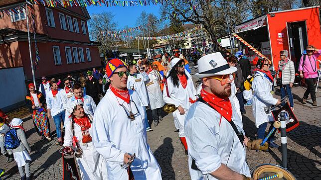 Hochbetrieb für die Narren: Seit morgens um fünf Uhr ist Lucian Götz (links mit Mütze) mit dem Fanfarenzug schon unterwegs, bevor auf ...