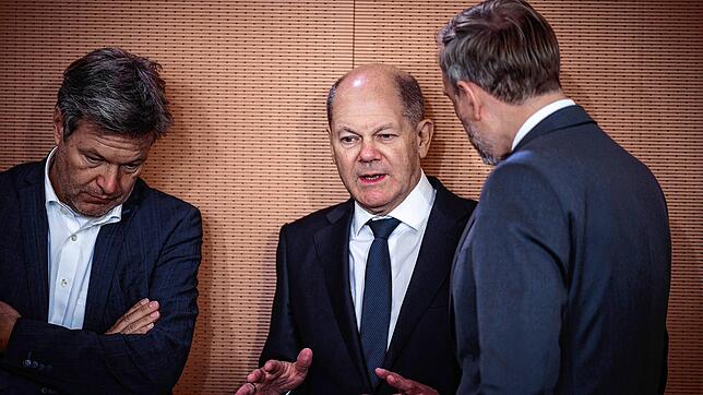 Wirtschaftsminister Robert Habeck (Bündnis 90/Die Grünen, von links) Bundeskanzler Olaf Scholz (SPD) und Finanzminister Christian ...