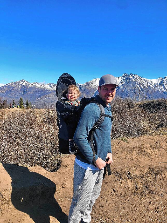 Wandern mit Kraxe und Kind in Alaska.