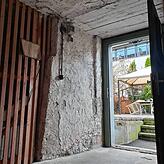 In einem der Keller in der Konradigasse findet sich vermutlich der Rest einer uralten Stadtmauer (links neben der Tür) mit etwa 1,60 ...