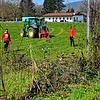 Mitglieder des FSV Rheinfelden können sich derzeit nicht beim Training, aber dafür bei Arbeitseinsätzen auf dem neuen Platz in Warmbach ...