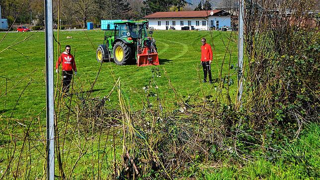 Mitglieder des FSV Rheinfelden können sich derzeit nicht beim Training, aber dafür bei Arbeitseinsätzen auf dem neuen Platz in Warmbach ...