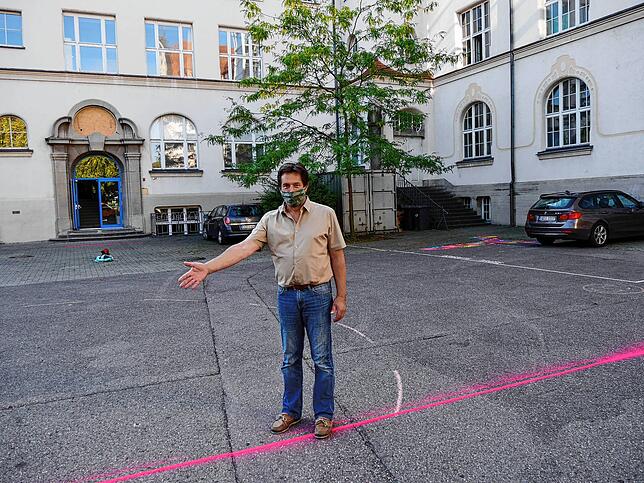 Ab sofort ist der Schulhof geteilt. Eine Hälfte steht der Theodor-Heuss-Realschule zur Verfügung, wie Schulleiter Frank Raddatz zeigt. ...