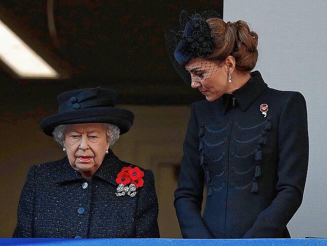 Sie ist eine wichtige Stütze für die Queen: Herzogin Kate (rechts) steht bei einem Gedenkgottesdienst im November 2019 an der Seite von ...