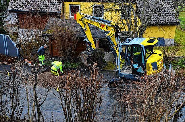 Im Aasener Kreidenweg wird im Februar der Gehweg aufgerissen, um einen Kabelschaden zu lokalisieren.