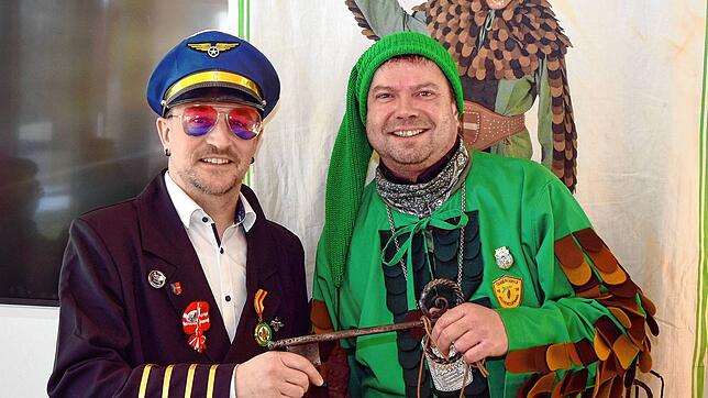 Flugkapitän Sebastian Stiegeler scheint froh zu sein, den Rathausschlüssel für einige Tage an den Vertreter des erkrankten ...