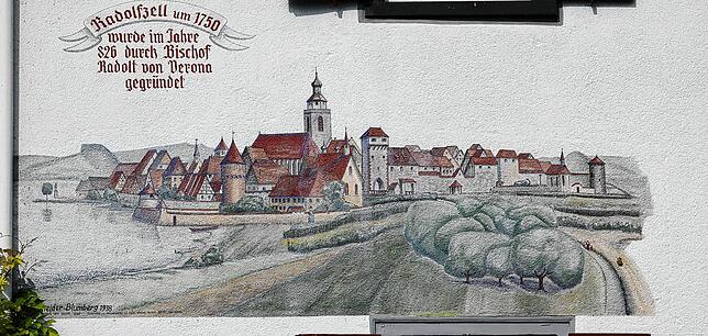 Radolfzell an der Wand: Wo befindet sich diese schöne Fassadenmalerei, die die Stadt um 1750 zeigt?
