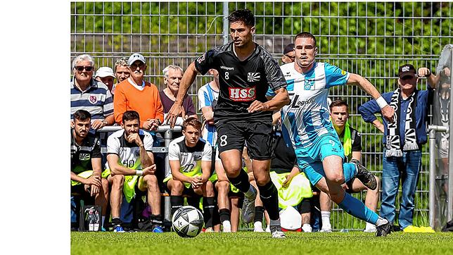 Villingens Nico Tadic entwischt seinem Gegenspieler Marin Stefotic. Die Nullachter sind nach dem Sieg in Oberachern nur noch einen ...