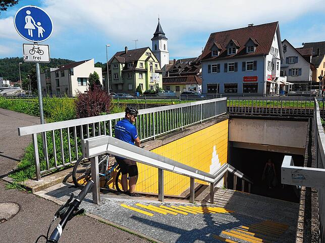 An der Bahnlinie endet die Waldtorstraße im Nichts. Da heißt es, das Rad durch die enge Fußgängerunterführung zu bugsieren.