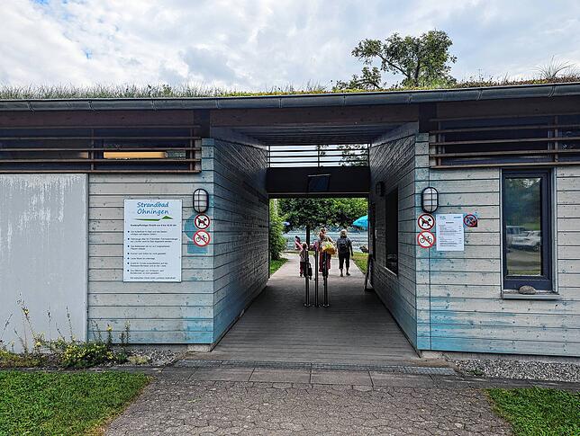 Der Eingang des Strandbads Öhningen: Besucher betreten Anfang September das Bad.