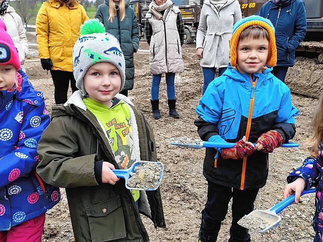 Vollen Einsatz zeigten die Kinder mit großen und kleinen Schaufeln und Fahrzeugen beim Spatenstich für den neuen Kindergarten in Mühlingen.