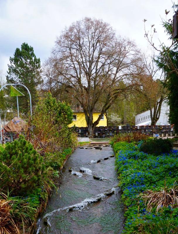 Das Wasser der Altstadtquelle symbolisiert auf dem Friedhof einen nicht immer einfachen Lauf des Lebens.