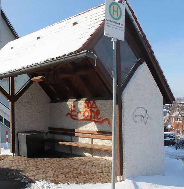 Auch die Wand eines Buswartehäuschens fiel den Sprayern zum Opfer. Mit der „Tag“ genannten Unterschrift „E-ONE“ haben sich die ...