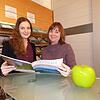 Auszubildende Martina Demmer (links) und Sylvia Westermann, Geschäftsführerin der Tourismusgemeinschaft Gehrenberg-Bodensee, freuen sich ...