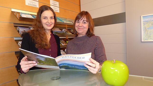 Auszubildende Martina Demmer (links) und Sylvia Westermann, Geschäftsführerin der Tourismusgemeinschaft Gehrenberg-Bodensee, freuen sich ...