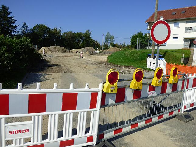 Auch von Osten her, an der Einmündung zum Schießstattweg, ist die Zufahrt in die Eisenbahnstraße gesperrt. Die Autofahrer werden über ...