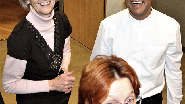 Padre Jorgiano ist ein beliebter Gesprächspartner in Bräunlingen. Hier mit Irmgard Elsäßer und vorne Claudia Hübsch.