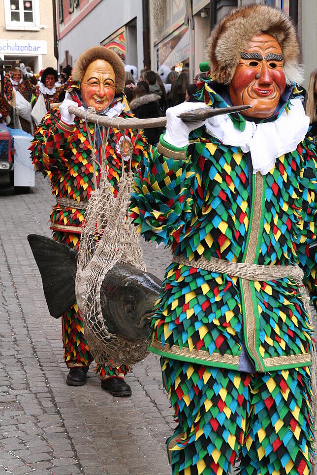 Gelebtes Brauchtum: Zwei Salmträger der Narro-Altfischerzunft am grenzüberschreitenden Umzug während der Städtlefasnacht.