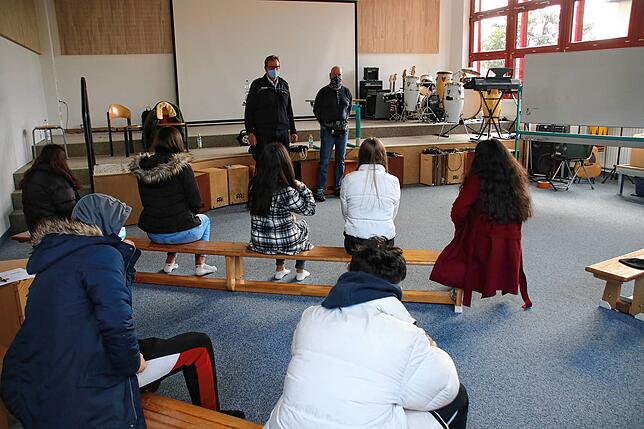 Polizeikommissar Jürgen Spill und der ehemalige Junkie Dieter Prause machten Schüler der Hans-Thoma-Schule in Bad Säckingen im Rahmen ...