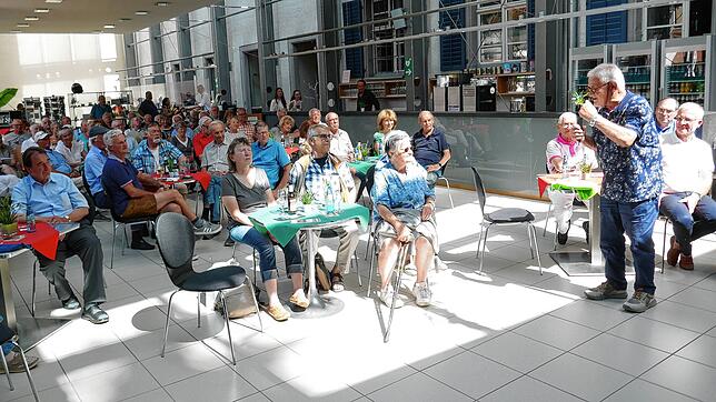 Trotz hoher Temperaturen im Foyer des Franziskaner-Museums lauscht eine erkleckliche Anzahl von Interessierten dem Erzähl-Café der ...