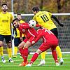 Schwerer Stand: Felix Schwarzwälder (vorn, links) und Dan Stengritt (rechts daneben) vom FC Wallbach werden vom Eichsler Kevin Grunert ...