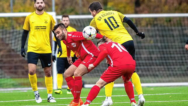 Schwerer Stand: Felix Schwarzwälder (vorn, links) und Dan Stengritt (rechts daneben) vom FC Wallbach werden vom Eichsler Kevin Grunert ...