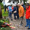 Teilnehmer der Einweihung einer Gedenkstätte im Mettnaupark, die an das tragische Busunglück vor 75 Jahren erinnern soll, bei dem ...