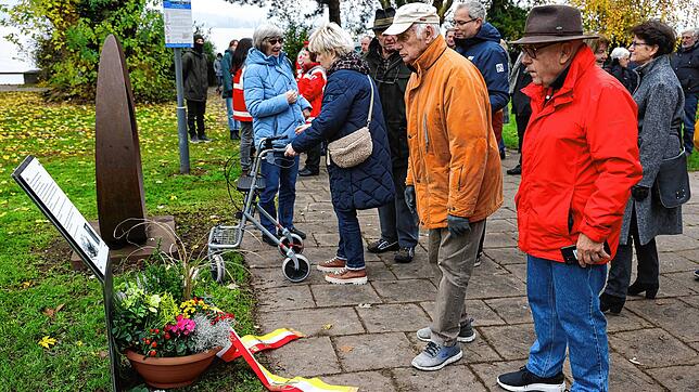 Teilnehmer der Einweihung einer Gedenkstätte im Mettnaupark, die an das tragische Busunglück vor 75 Jahren erinnern soll, bei dem ...