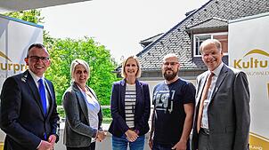 Sie freuen sich auf viele kreative Einsendungen im Bereich Bildende Kunst, um den Kulturpreis ausloben zu können. Von links Landrat Sven ...