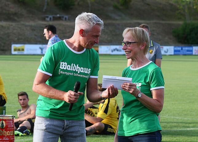 Sonderpreis: Angelika Bächle ist die gute Seele der Küche beim SV Waldhaus und wurde für ihren außerordentlichen Einsatz während der ...