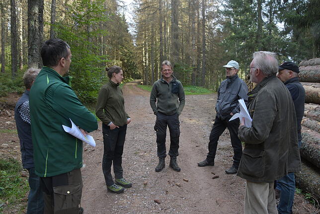 Die Vorstandschaft der FBG Höchenschwanderberg bei ihrem Rundgang durch den Wald im Tiefenhäusener Moor mit Norbert Schwarz (links) und ...
