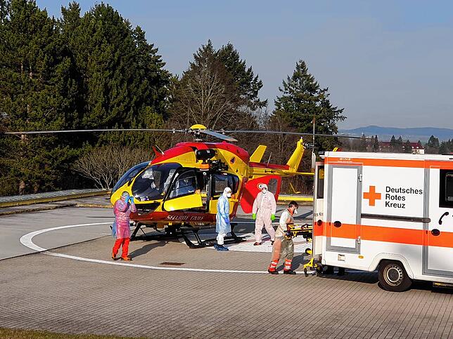 Der schwer erkrankte Patient aus Frankreich wird mit der französischen Luftrettung an den Standort Donaueschingen gebracht.