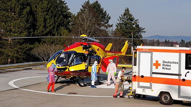 Der schwer erkrankte Patient aus Frankreich wird mit der französischen Luftrettung an den Standort Donaueschingen gebracht.