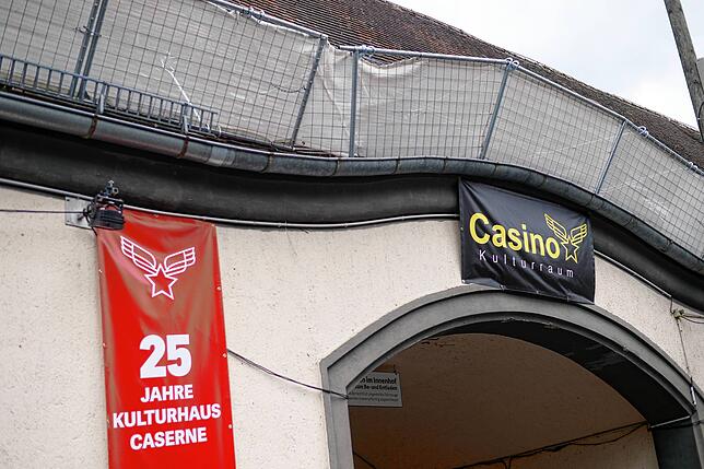 Die Dachkonstruktion als Schutz vor maroden Ziegeln ziert das Kulturhaus bereits seit mehr als einem Jahr.